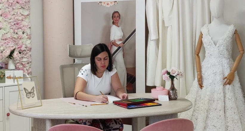 Mariaan dibujando un boceto en la mesa de su atelier